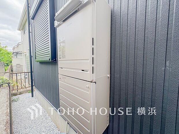キッチンやシャワーなどの給湯と、自動湯はりやおいだき機能を備えた給湯器。