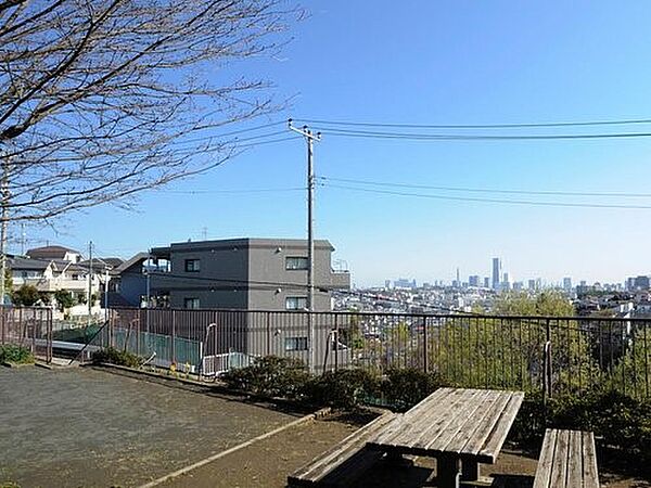 蒔田見晴らし公園　260m　蒔田見晴らし公園からはみなとみらい地区、ベイブリッジが遠望できます。