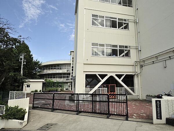 横浜市立蒔田小学校　300m　徒歩4分。小学校が近いのは子育てファミリーにもおすすめのポイント。