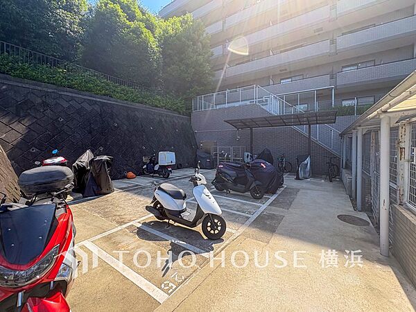 敷地内に確保された広々としたバイク置場。ゆとりあるスペースで愛車の出し入れもスムーズです。