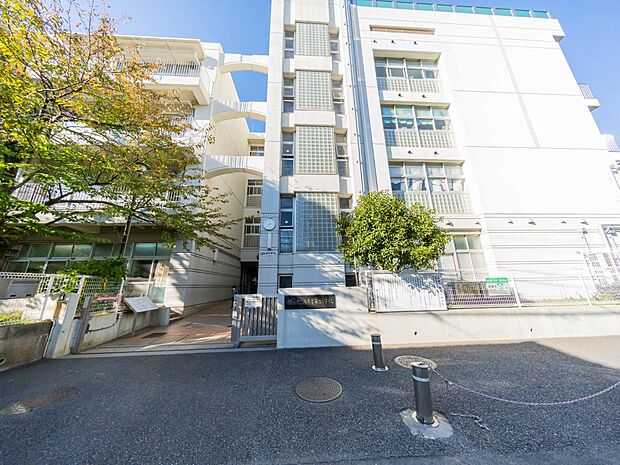 横浜市立西寺尾第二小学校 350m 徒歩5分。小学校が近いのは子育てファミリーにもおすすめのポイント。