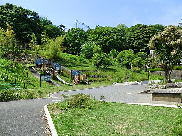 西寺尾の丘公園 550m アスレチックと砂場、スプリング遊具があり、傾斜になっているので、草すべりなども楽しめます。