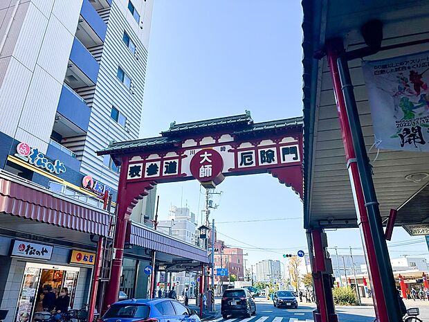 川崎大師表参道商店街　900m　川崎大師駅前から川崎大師へ続く通り沿いの商店街。川崎大師名物のくず餅の和菓子屋さんなどが並びます。 