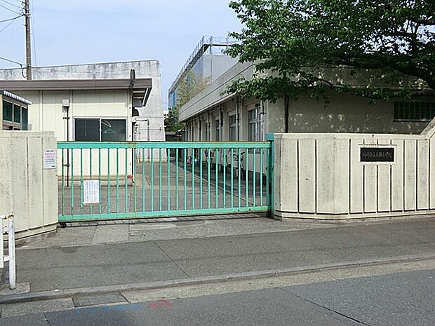 川崎市立大師小学校 400m 徒歩5分。小学校が近いのは子育てファミリーにもおすすめのポイント。