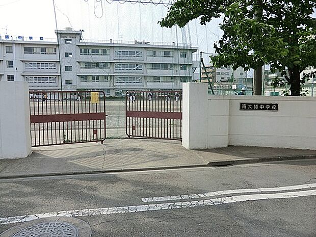 川崎市立南大師中学校　550m　徒歩7分。部活などで帰りが遅くなっても安心の距離です。 