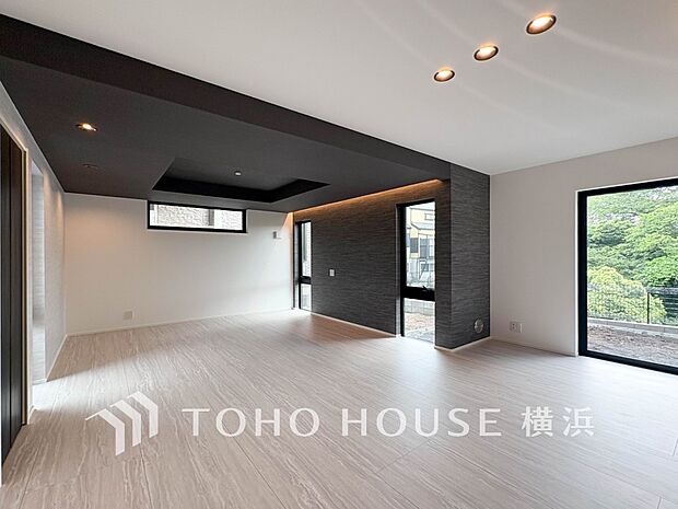 柔らかな色合いのフローリングと清潔感の溢れるクロスが明るい空間を創り出しているリビングダイニング。