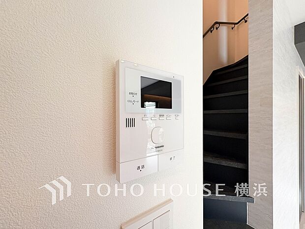 誰が来てもわかる様にモニター付きインターホンを設置。快適と安らぎを合わせた優しい設計。