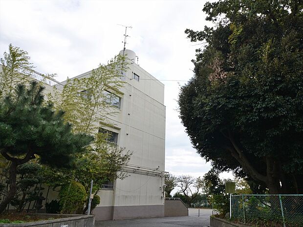 横浜市立桜台小学校 550m 徒歩7分。小学校が近いのは子育てファミリーにもおすすめのポイント。