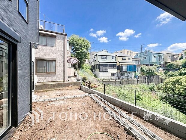 ガーデニングで色とりどりの草花を綺麗に飾ればより一層華やかな空間になります。