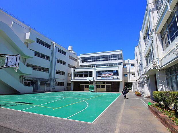 横浜市立日吉台西中学校 1300m 徒歩17分。子育て世代に優しい落ち着いた住環境。