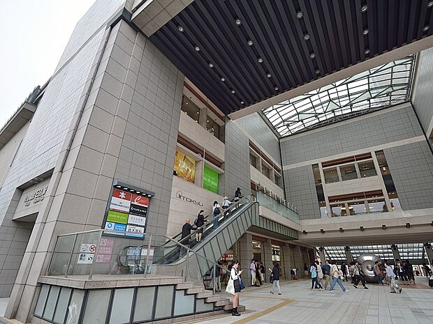 日吉東急アベニュー 1900m 駅直結のショッピングモール。食品、ファッション、雑貨店などが入りお仕事帰りのお買い物にも便利です。
