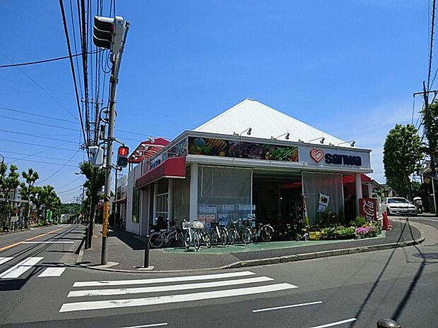 sanwa奈良北店 650m 良質でお手頃価格な商品を豊富に取り揃えているので、毎日のお買物に便利な食品スーパーです。