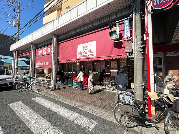 ヒルママーケットプレイス本牧店 350m 毎日のお買い物にも便利な徒歩約5分の距離。暮らしやすさが整うエリア。