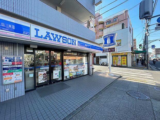 ローソン横浜本牧町一丁目店　400m　24時間営業。近くにあるとちょっとした買い物にも便利ですね。 