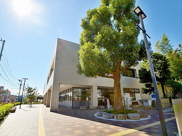 川崎市立幸図書館 1000m 駐輪場・駐車場がしっかり備わったアクセス便利な図書館。自習スペースは人気ですぐに埋まってしまうほど。