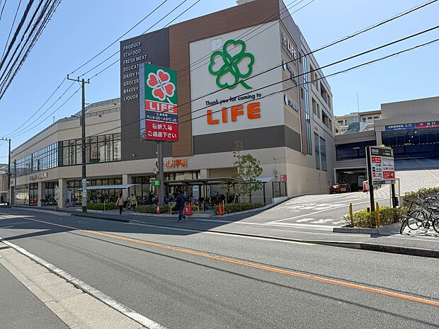ライフ川崎塚越店 500m 駐車場を完備し、手作りパンや総菜が充実した地域密着型スーパーマーケット。