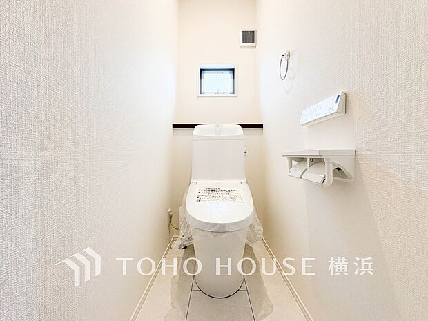 換気と明るさに配慮した、清潔感溢れるトイレ。落ち着いた空間で安らぎのひとときをお過ごしいただけます。