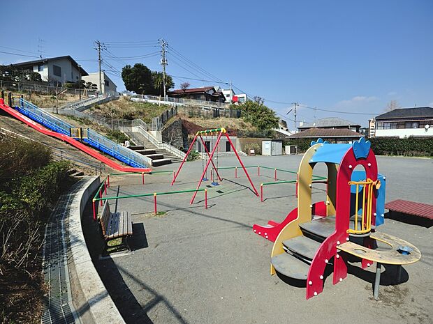 本郷町ガス山公園　350m　斜面を生かした長い滑り台のある公園です。また、健康遊具も多くあり、幅広い年齢の方が訪れる公園です。 