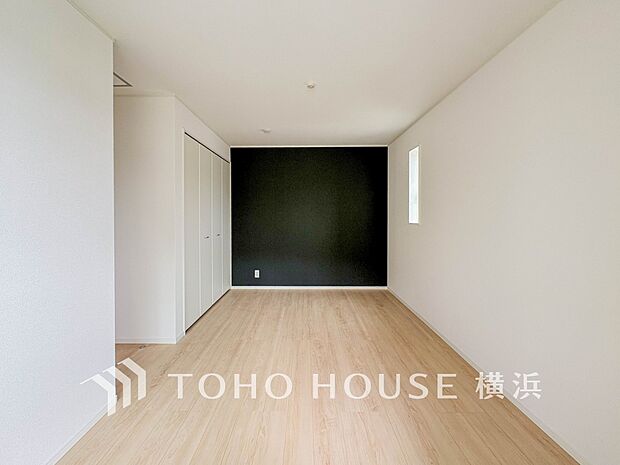 一日の疲れをいやしてくれる寝室。時を忘れて過ごす場所として過ごせるお部屋。
