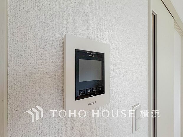 誰が来てもわかる様にモニター付きインターホンを設置。快適と安らぎを合わせた優しい設計。
