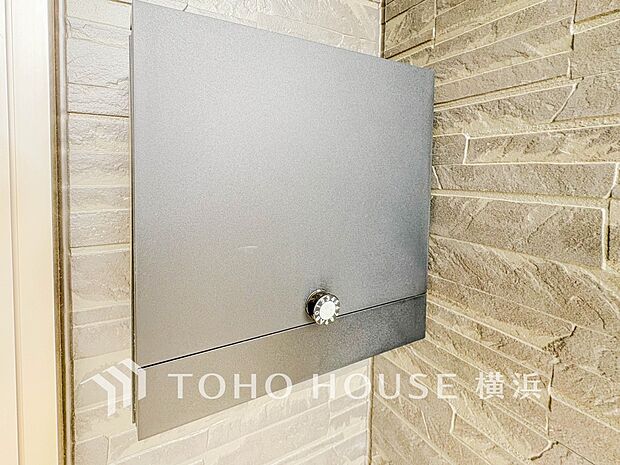 スタイリッシュな外観に見合う、オシャレな郵便受け。毎朝新聞を受け取るのも楽しみになりそう。