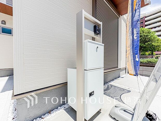 スタイリッシュな外観に見合う、オシャレな郵便受け。毎朝新聞を受け取るのも楽しみになりそう。