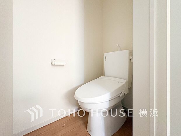 換気と明るさに配慮した、清潔感溢れるトイレ。落ち着いた空間で安らぎのひとときをお過ごしいただけます。