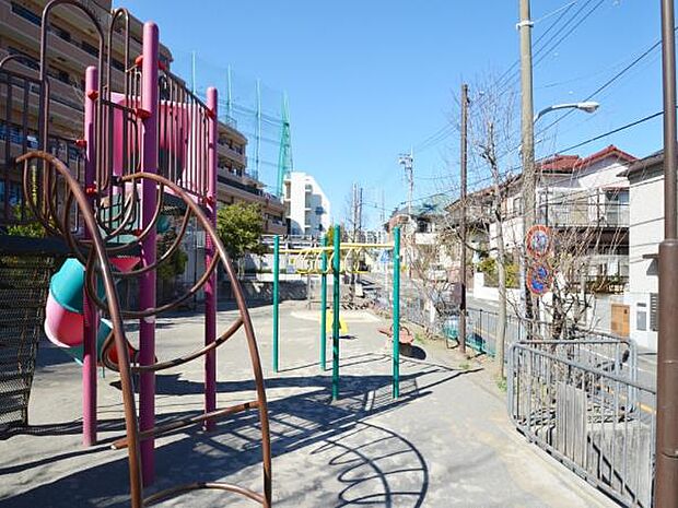 永田山王台公園　99m　閑静な住宅街にある小さな公園。小さいながらも遊具が揃う公園です。 