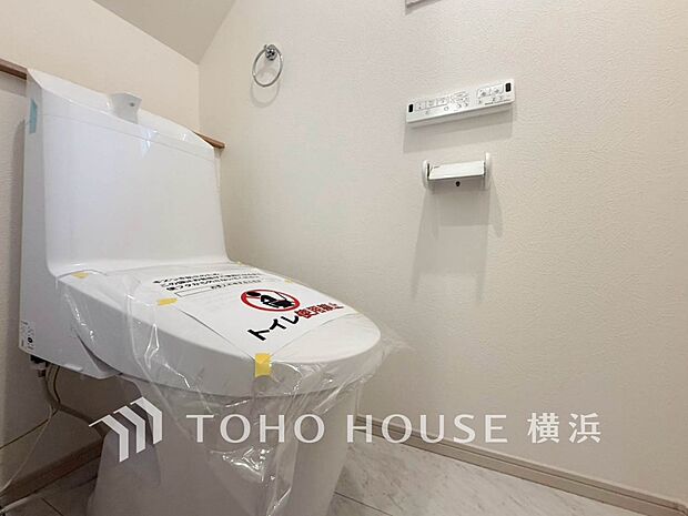 換気と明るさに配慮した、清潔感溢れるトイレ。落ち着いた空間で安らぎのひとときをお過ごしいただけます。