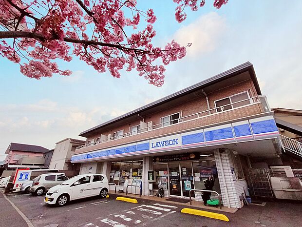 ローソン 保土ヶ谷新桜ヶ丘店　700m　24時間営業。近くにあるとちょっとした買い物にも便利ですね。 