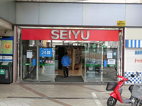 西友市ヶ尾店　550m　毎日の食卓を彩る食料品が品揃え豊富に揃います。美容室・100円ショップ等も入っています。