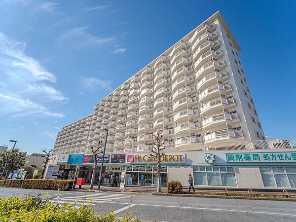 Fit　Care　DEPOT市ヶ尾店　850m　薬・化粧品だけではなく、食品や雑貨等もそろっており、日常の買い物がスピーディーにできる品揃えです。