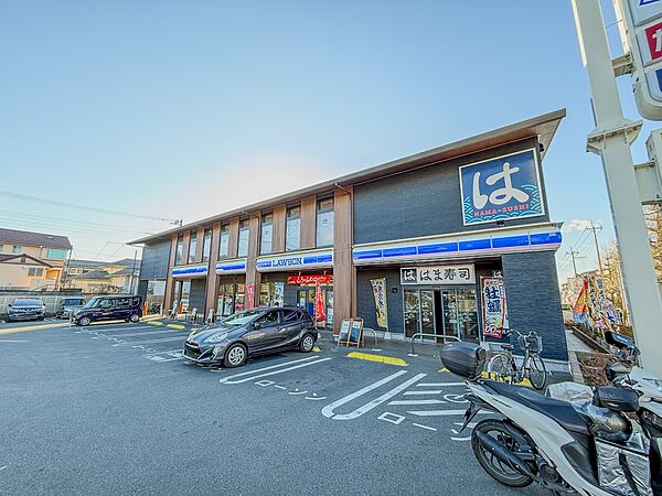 ローソン青葉荏田西店　600m　ちょっとしたお買い物や支払い、宅急便の発送などに便利なコンビニエンスストア。近くにあると助かります。