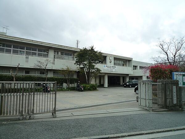 横浜市立市ケ尾中学校　350m　徒歩5分。部活などで帰りが遅くなっても安心の距離です。