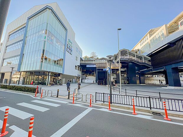 金沢八景駅 (京急線) 2500m リニューアル工事により橋上駅舎となり綺麗になりました。シーサイドラインも近くなり、乗り換えも楽々。