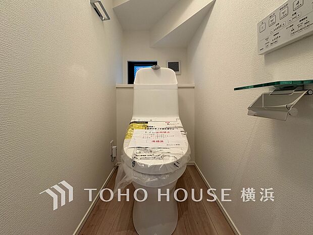換気と明るさに配慮した、清潔感溢れるトイレ。落ち着いた空間で安らぎのひとときをお過ごしいただけます。