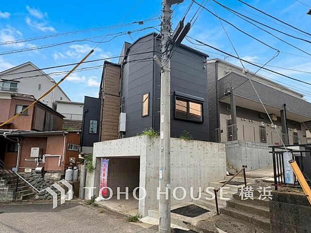 爽やかな青空の下に贅沢なほどに降り注ぐ陽光、豊かな居住性と、クオリティが見事に調和した住空間。