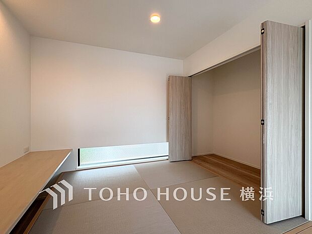 足を伸ばしてゆっくりとくつろげる、癒しの空間。モダンな和室で癒しタイムを。