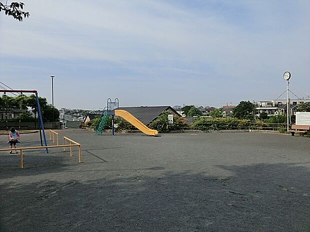 みらいの見える丘公園 300m 高台にある公園で、みなとみらいを望めます。走り回れる広場と、ブランコなどの遊具があります。