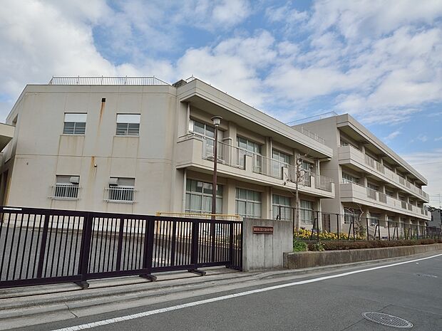 横浜市立富士見台小学校 450m 徒歩7分。小学校が近いのは子育てファミリーにもおすすめのポイントです。