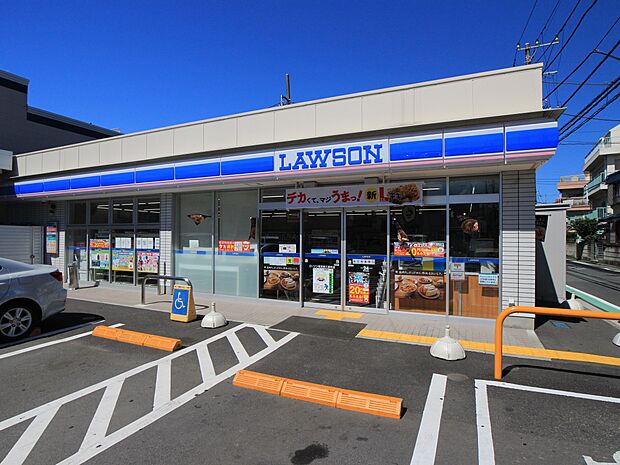ローソン 横浜東久保町店 500m 24時間営業。近くにあるとちょっとした買い物にも便利ですね。