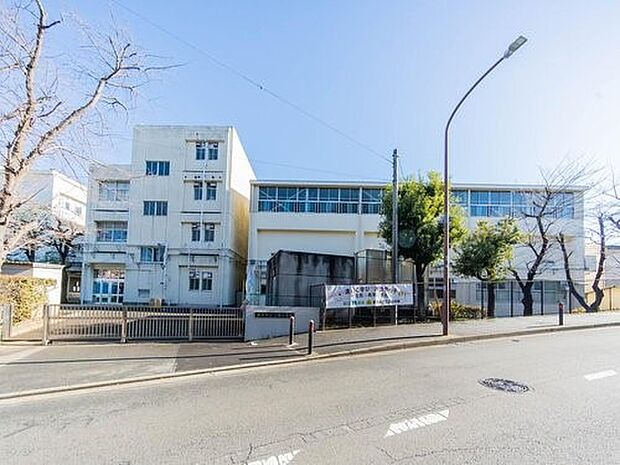 横浜市立三保小学校 650m 徒歩9分。小学校が近いのは子育てファミリーにもおすすめのポイント。