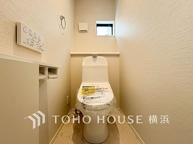 換気と明るさに配慮した、清潔感溢れるトイレ。落ち着いた空間で安らぎのひとときをお過ごしいただけます。