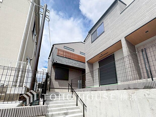 爽やかな青空の下に贅沢なほどに降り注ぐ陽光、豊かな居住性と、クオリティが見事に調和した住空間。