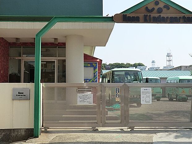 名瀬幼稚園　600m　園庭を広く取り、日差しがたくさん差し込むように園舎は東向きに建てるなどこだわりがつまった幼稚園。 