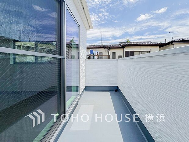 太陽の恵みをたっぷりと受けて、洗濯物も気持ちよく干せそうです。