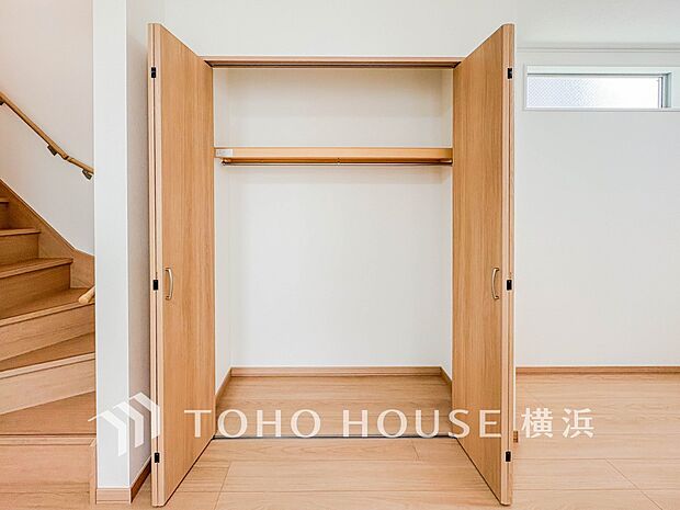 パントリーには缶詰や調味料などの食品類、かさばるペーパーやラップ類をまとめて収納できます。