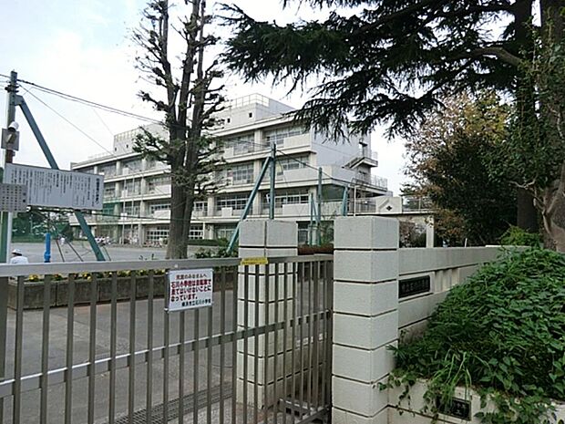 横浜市立石川小学校　750m　徒歩10分。小学校が近いのは子育てファミリーにもおすすめのポイントです。 