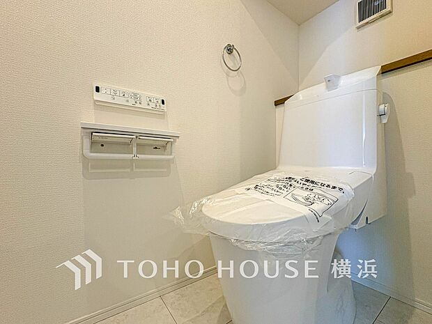 換気と明るさに配慮した、清潔感溢れるトイレ。落ち着いた空間で安らぎのひとときをお過ごしいただけます。