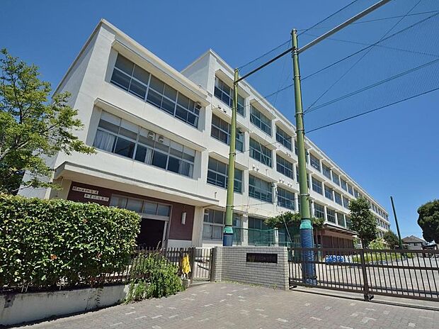 横浜市立新吉田小学校 850m 徒歩11分。小学校が近いのは子育てファミリーにもおすすめのポイント。